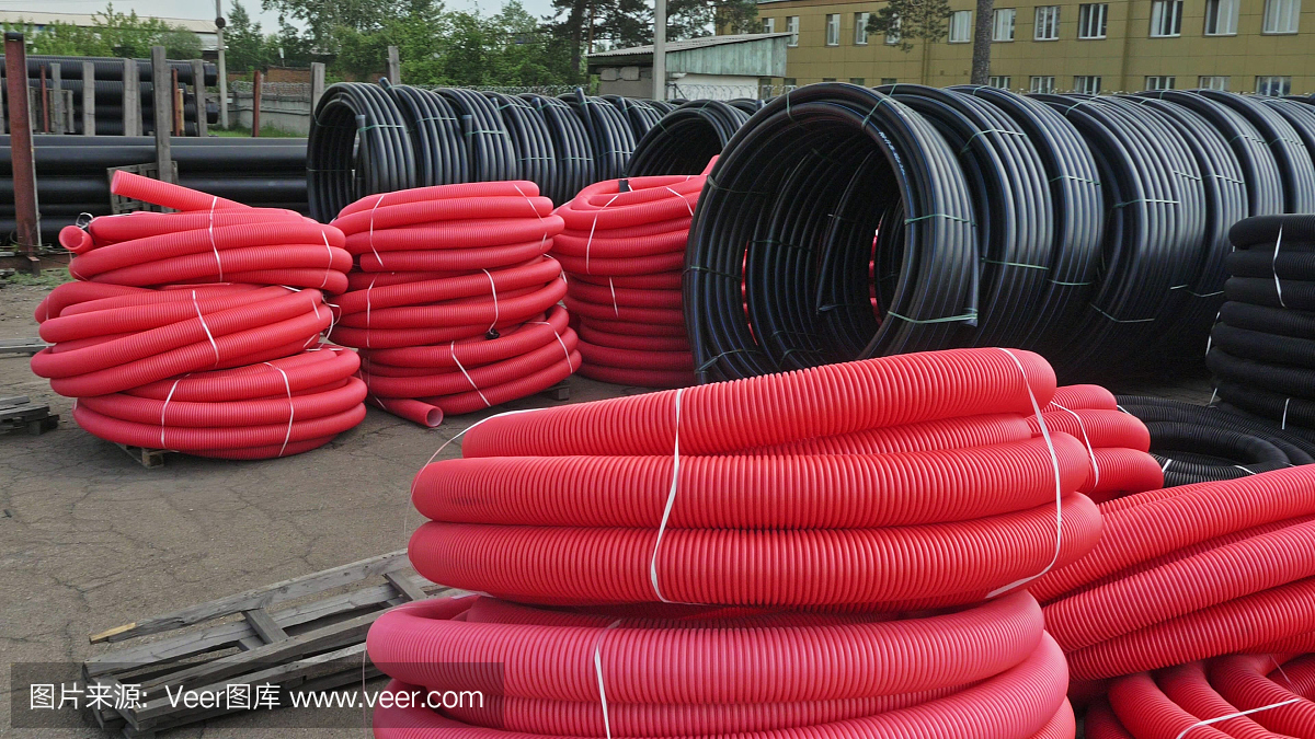 成品塑料管倉庫,工業戶外儲存場地。生產塑料水管的工廠。